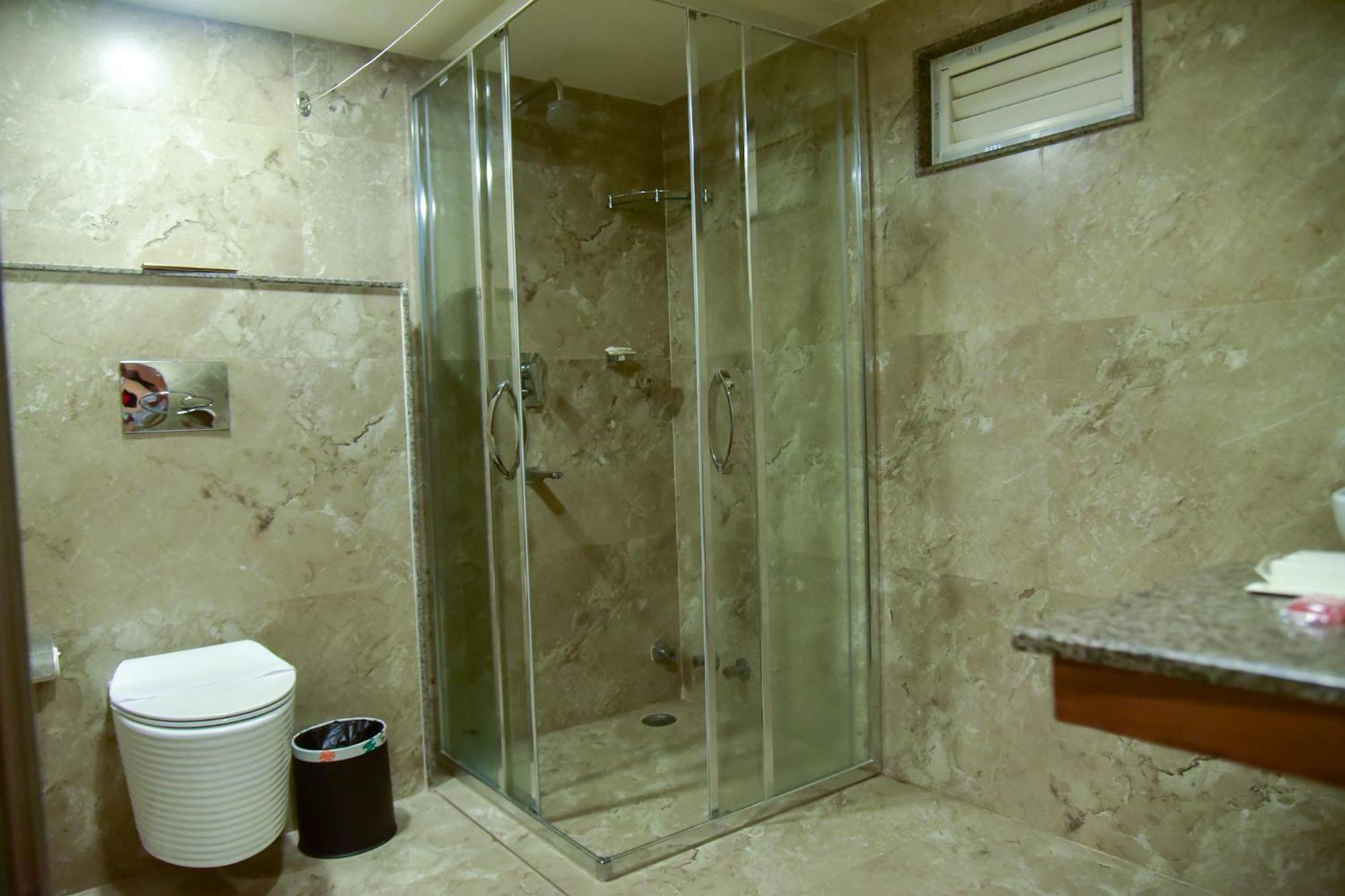 Hotel Apollo Grand Гувахати Экстерьер фото