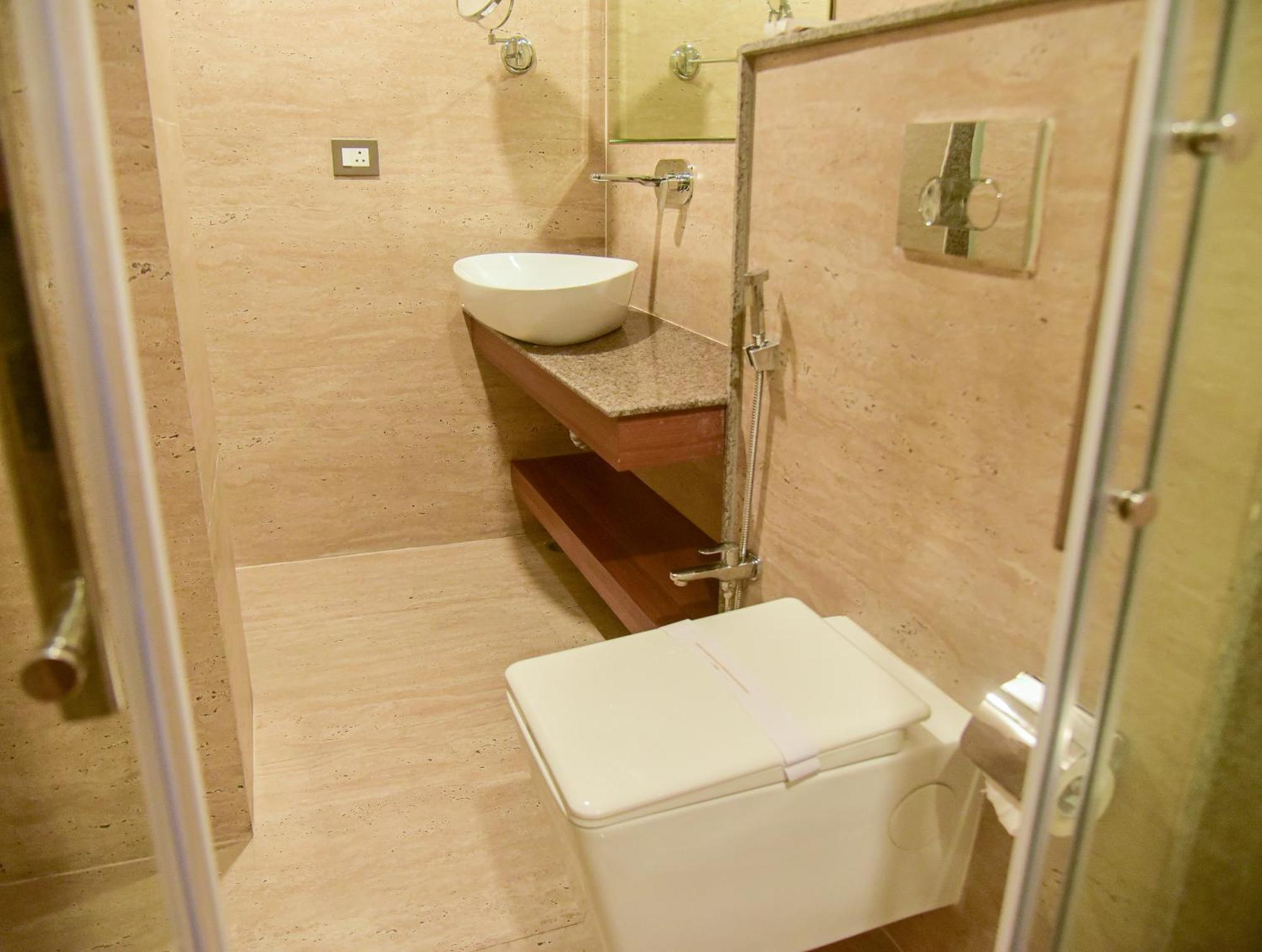 Hotel Apollo Grand Гувахати Экстерьер фото