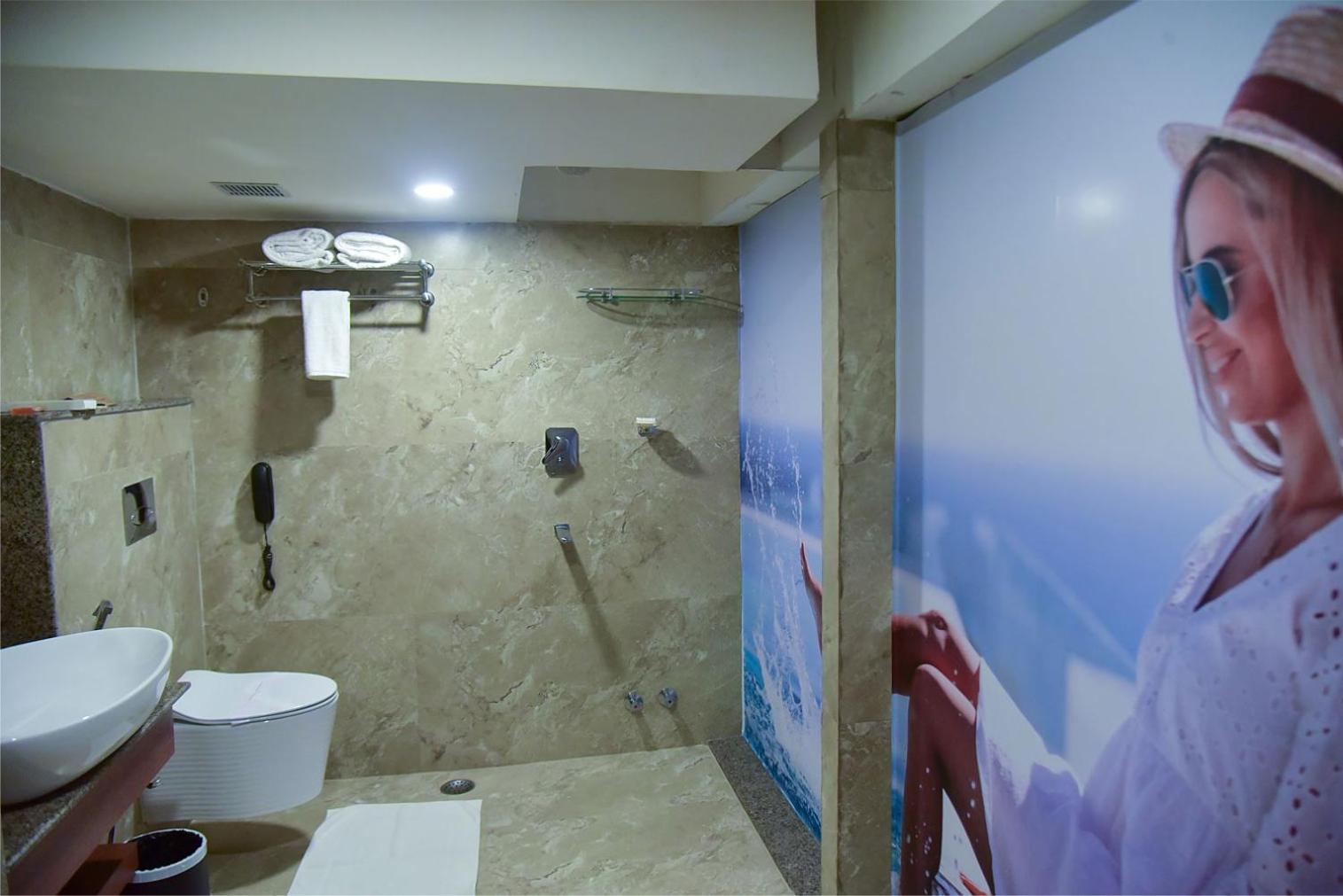 Hotel Apollo Grand Гувахати Экстерьер фото